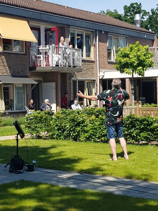 Zanger Hans verrast de Rosengaerde