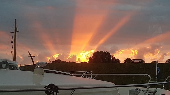 Zonsondergang in de haven - Foto: Ingezonden foto