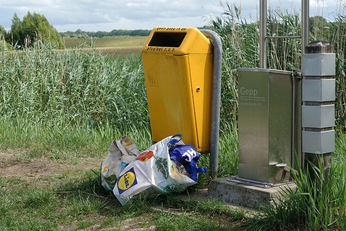 Waar komt die troep toch vandaan? - Foto: Paul Scholten