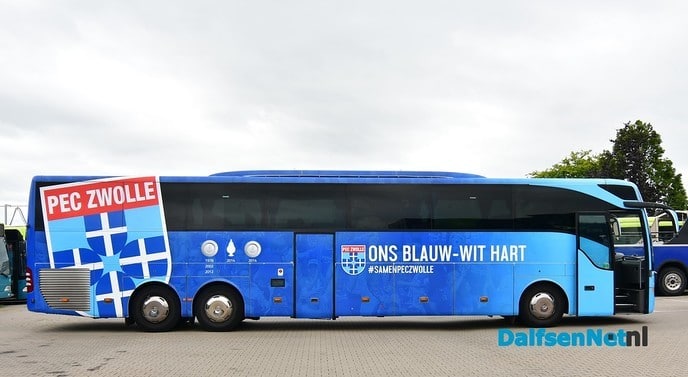 Op de foto met de spelersbus - Foto: Johan Bokma