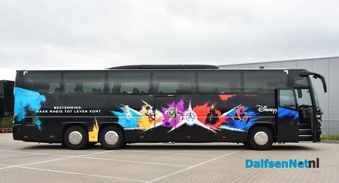 Op de foto met de spelersbus - Foto: Johan Bokma