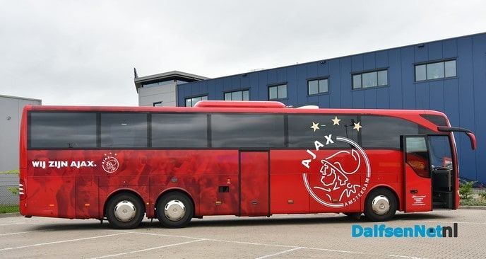 Op de foto met de spelersbus - Foto: Johan Bokma