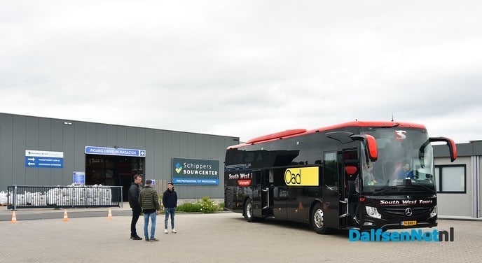 Op de foto met de spelersbus - Foto: Johan Bokma