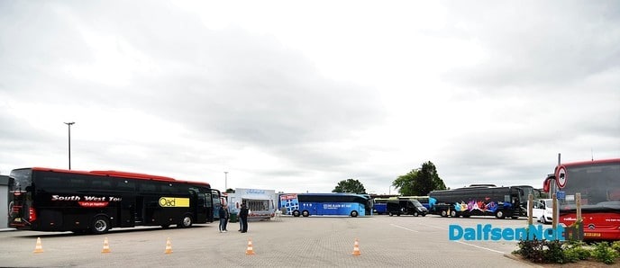Op de foto met de spelersbus - Foto: Johan Bokma