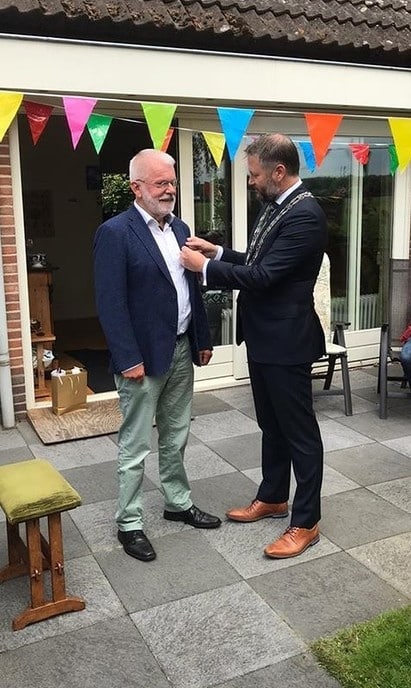 De burgemeester op bezoek bij Flip Jonkman, de muziekman - Foto: Ingezonden foto