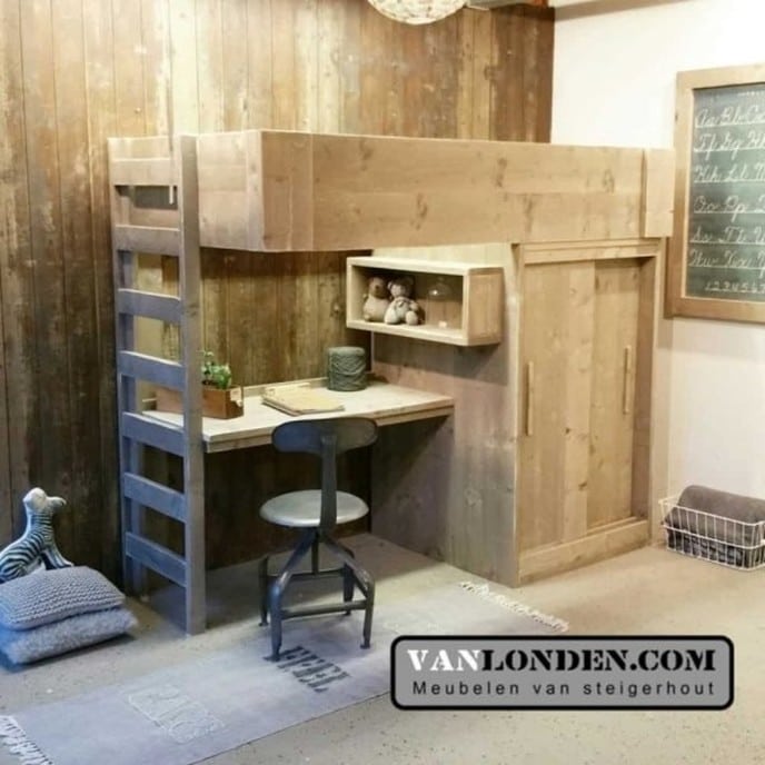 Geef de slaapkamer een unieke touch met een bed van steigerhout