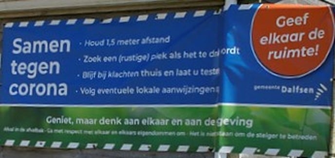Gemeentelijke spandoeken met Coronaregels - Foto: Paul Scholten