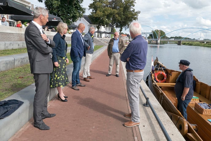 Samen met college van Dalfsen in de Vechtzomp… - Foto: Geert Bistervels