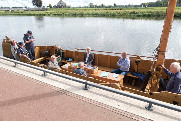 Samen met college van Dalfsen in de Vechtzomp… - Foto: Geert Bistervels
