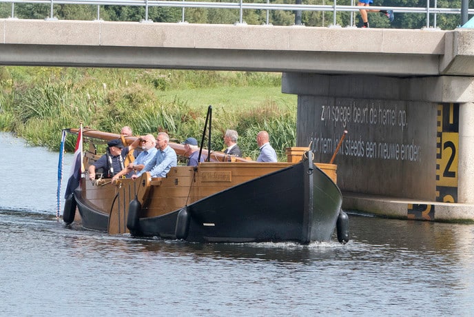 Samen met college van Dalfsen in de Vechtzomp… - Foto: Geert Bistervels