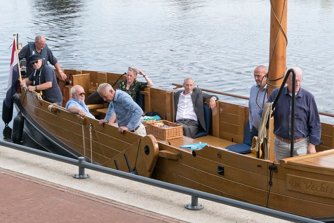Samen met college van Dalfsen in de Vechtzomp… - Foto: Geert Bistervels