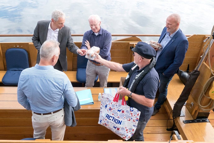 Samen met college van Dalfsen in de Vechtzomp… - Foto: Geert Bistervels