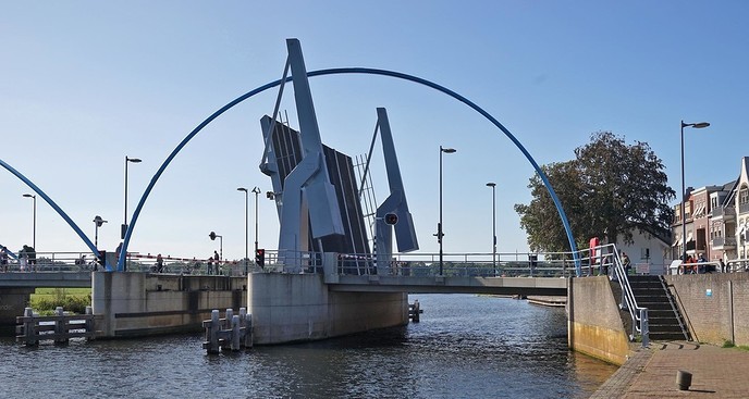 Ook de bediening stond voor de brug - Foto: Paul Scholten