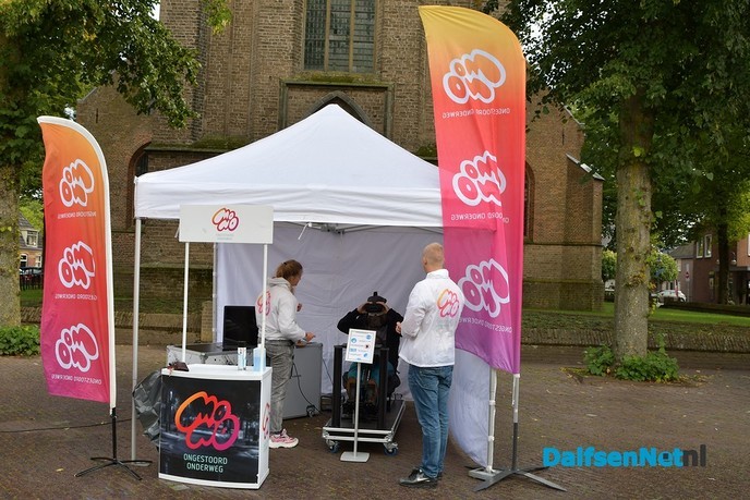 Campagneteam 3D afleiding auto komt naar Kerkplein in Dalfsen - Foto: Johan Bokma
