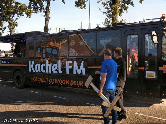 Kachel FM bus legt aan bij Mansier