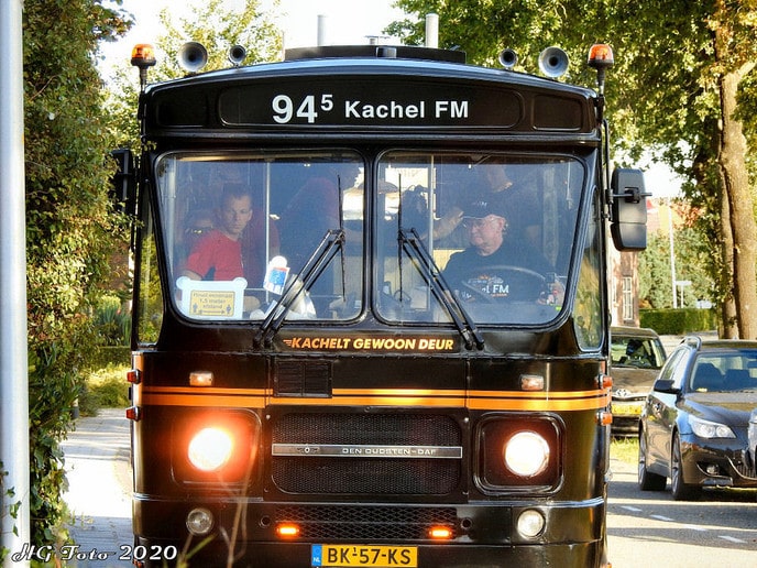 Kachel FM bus legt aan bij Mansier