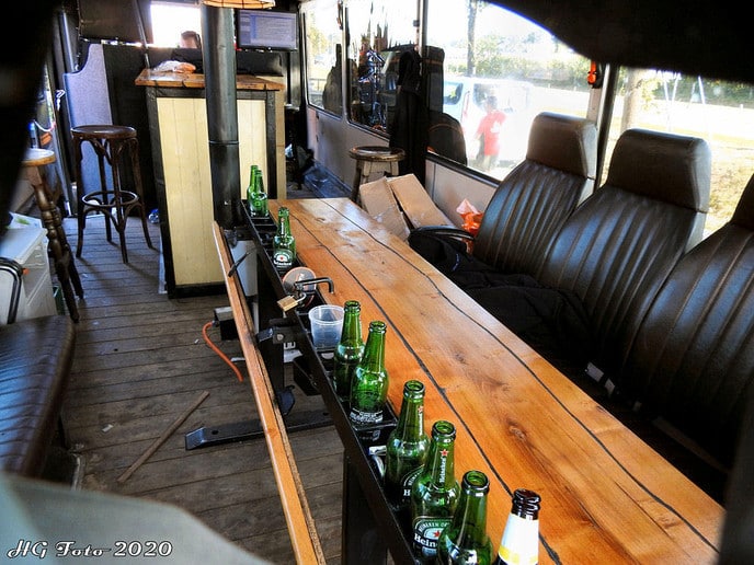 Kachel FM bus legt aan bij Mansier