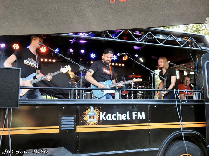 Kachel FM bus legt aan bij Mansier