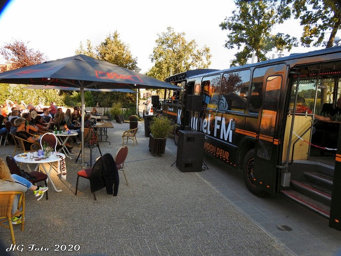 Kachel FM bus legt aan bij Mansier