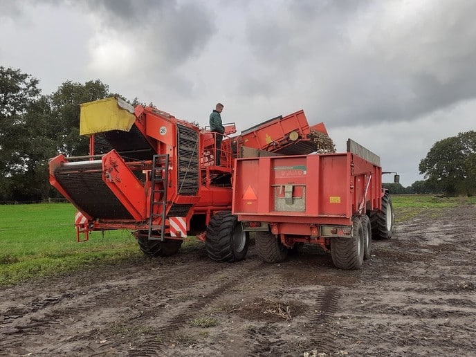 Uienoogst verloopt voorspoedig - Foto: William uit Dedemsvaart
