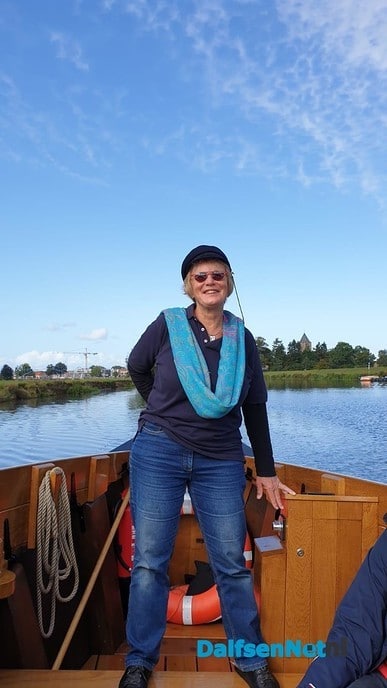 Vrouwluu aan het roer op de Dalfser Vechtzomp - Foto: Ingezonden foto