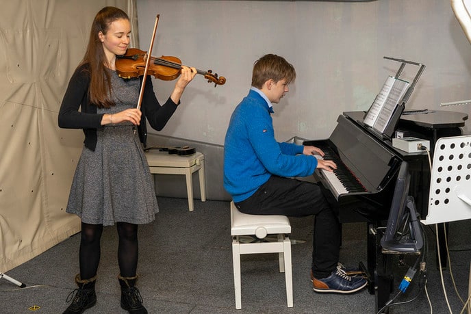 Rijdende concertzaal bij basisschool De Spiegel - Foto: Paul Scholten