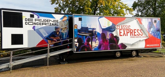 Rijdende concertzaal bij basisschool De Spiegel - Foto: Paul Scholten