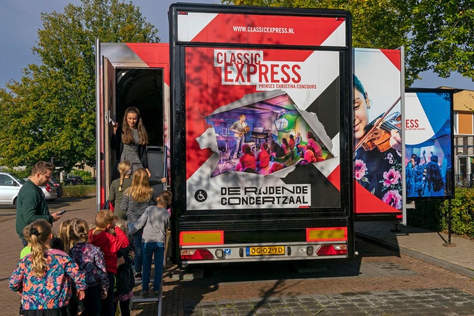 Rijdende concertzaal bij basisschool De Spiegel - Foto: Paul Scholten