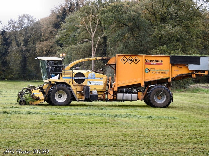 De laatste percelen gras gaan naar de drogerij.