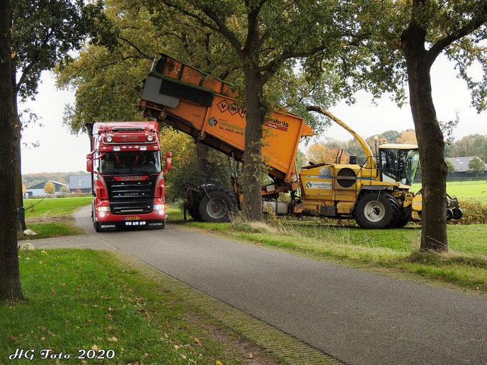 De laatste percelen gras gaan naar de drogerij.