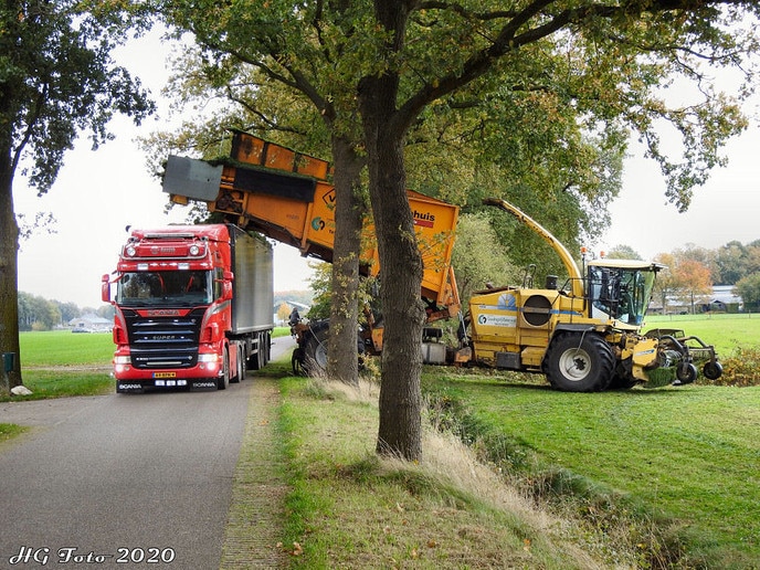 De laatste percelen gras gaan naar de drogerij.