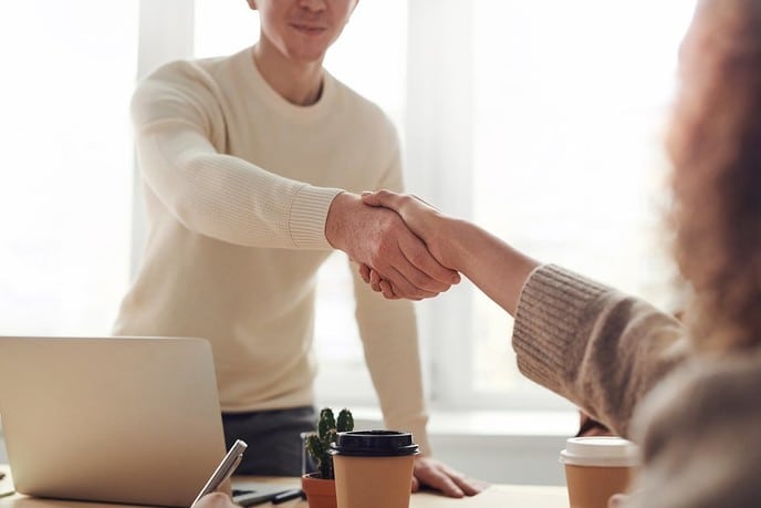Steeds meer bedrijven in Oost-Nederland kiezen voor kartonnen koffiebekers