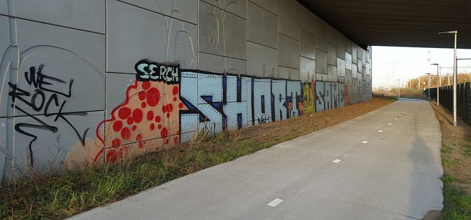 Nieuwe viaduct Hessenweg over spoorlijn nu al vol graffiti - Foto: Paul Scholten