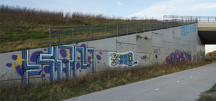 Nieuwe viaduct Hessenweg over spoorlijn nu al vol graffiti - Foto: Paul Scholten