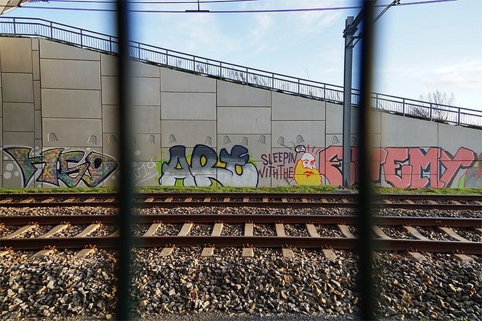 Nieuwe viaduct Hessenweg over spoorlijn nu al vol graffiti - Foto: Paul Scholten