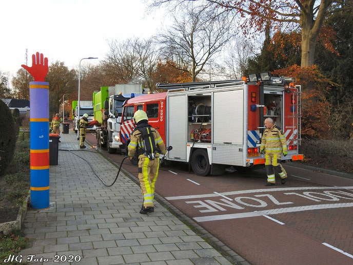 Vuilniswagen in brand aan de Brethouwerstraat