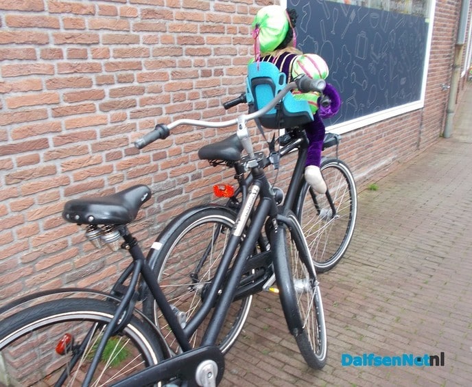 Kind alleen in de regen op de fiets tegen de muur?