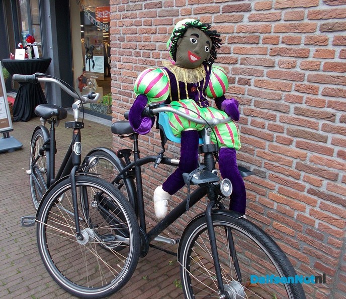 Kind alleen in de regen op de fiets tegen de muur?