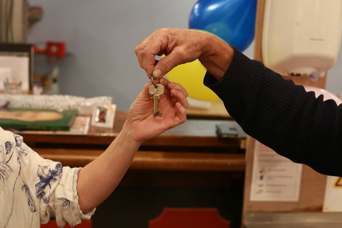 Sleuteloverdracht bij stichting de Enk - Foto: Ingezonden foto