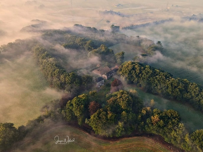Landgoed Soeslo omringd door een deken van mist