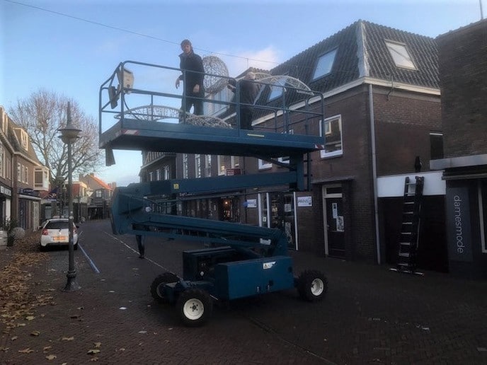 Feest- of sfeerverlichting hangt weer - Foto: Ingezonden foto