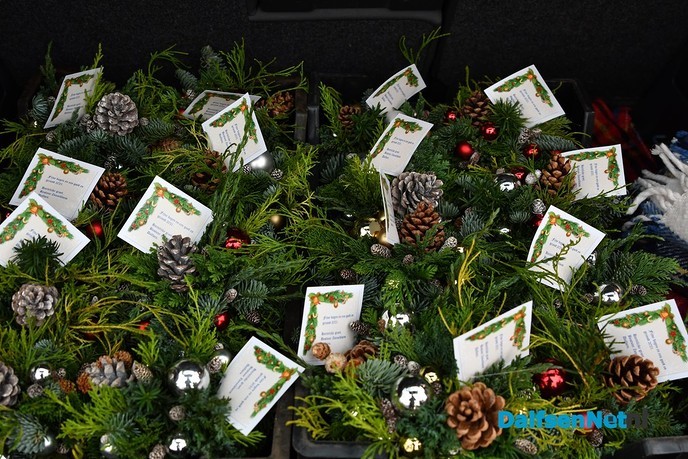 Zonnebloem Dalfsen deelt Kerstattenties uit - Foto: Johan Bokma