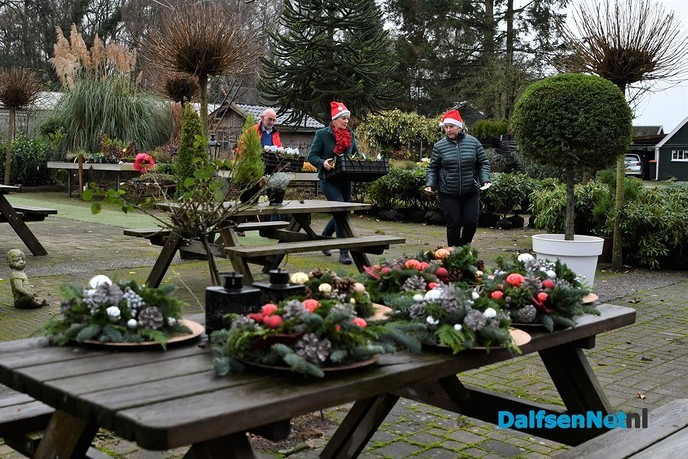 Zonnebloem Dalfsen deelt Kerstattenties uit - Foto: Johan Bokma