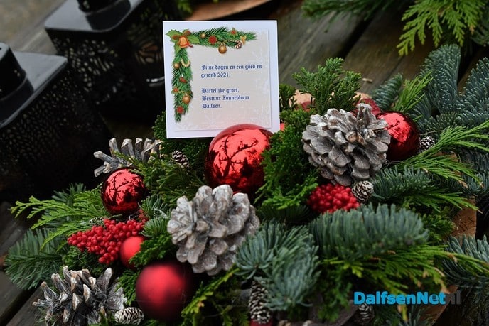 Zonnebloem Dalfsen deelt Kerstattenties uit - Foto: Johan Bokma