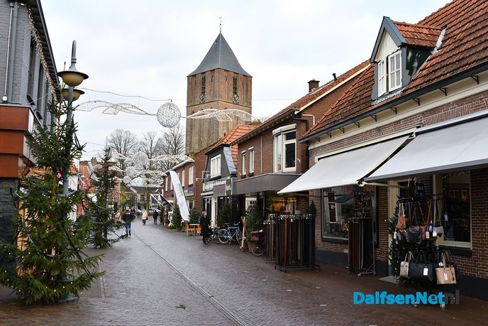 Veel winkels open deze maandag in het dorp - Foto: Johan Bokma