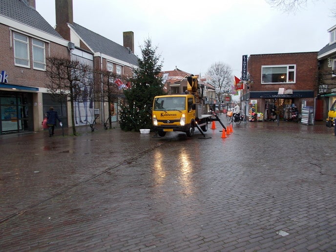 Kerstboom met kerstwensballen op Kerkplein geplaatst