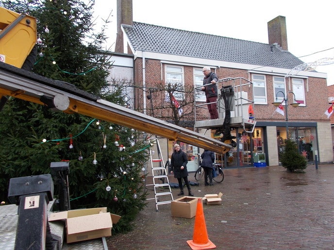 Kerstboom met kerstwensballen op Kerkplein geplaatst