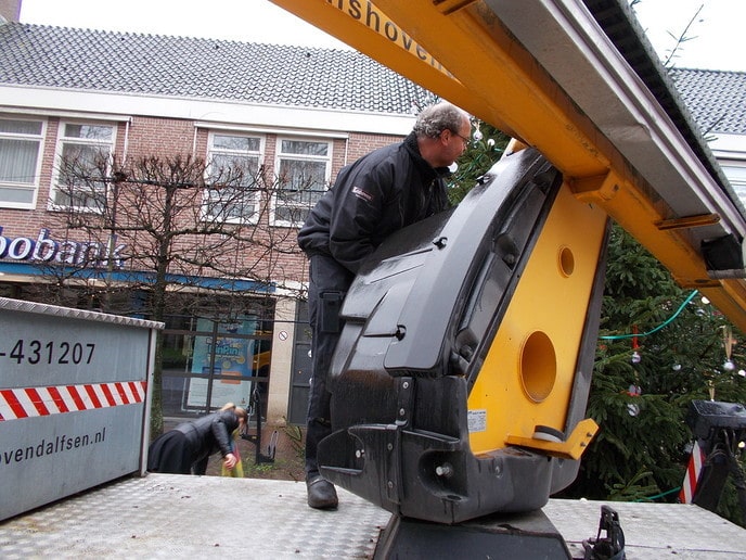 Kerstboom met kerstwensballen op Kerkplein geplaatst