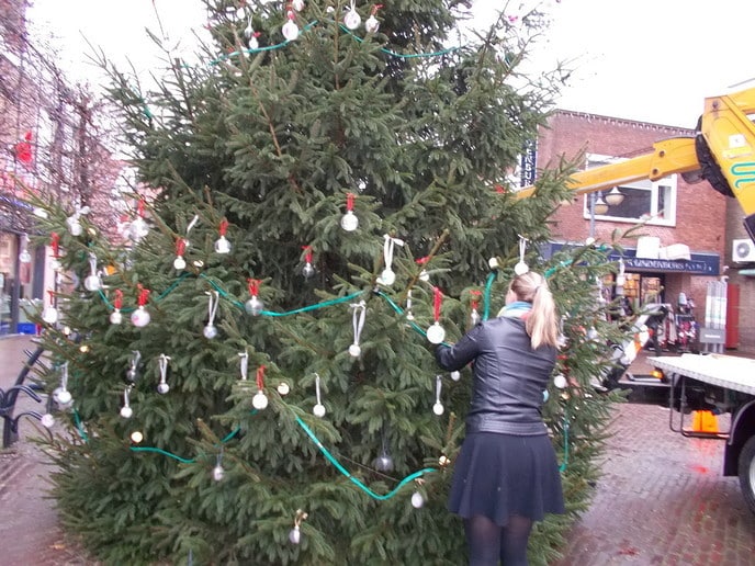 Kerstboom met kerstwensballen op Kerkplein geplaatst