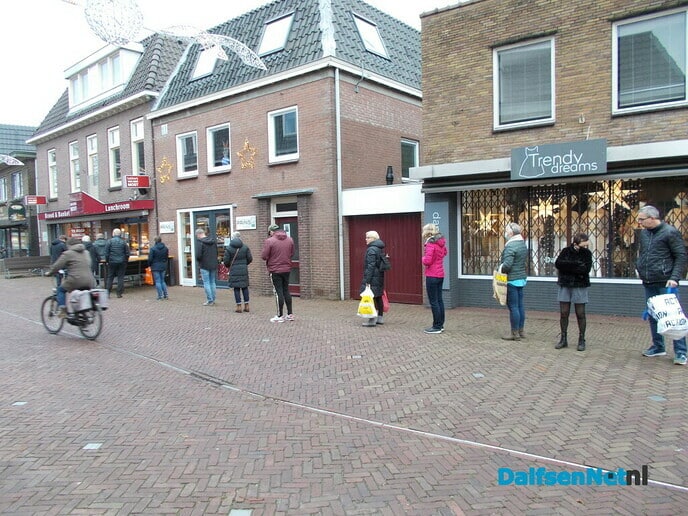 Lange rij wachtenden: niet voor vuurwerk